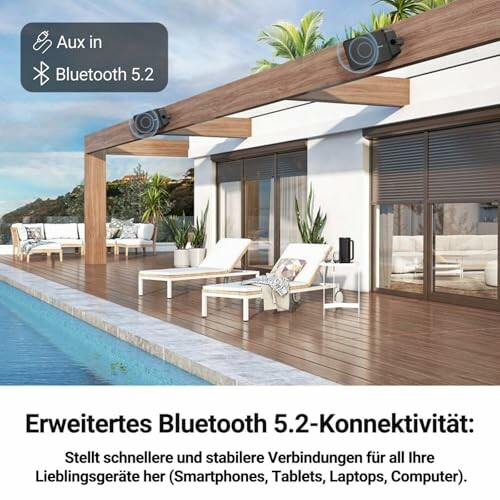 Moderne Außenlautsprecher auf Terrasse neben Pool